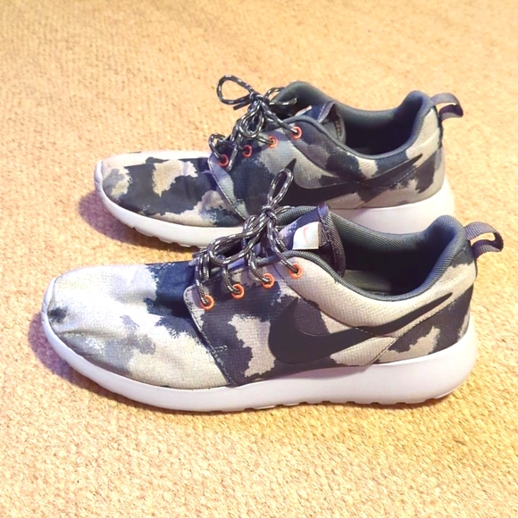 Nike Womens Sz 7.5 M Roshe Run Gray Camo Running Shoes Sneakers 599432-400 - Picture 1 of 7